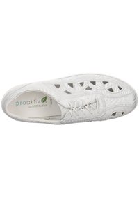 Scarpe bianche con lacci, decorate con motivi ritagliati, in pelle testurizzata e con una soletta morbida. Presentano una punta arrotondata e una suola flessibile.