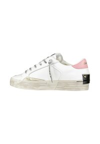 Zapatilla blanca con cuero texturizado, acentos metálicos, lengüeta trasera rosa y cordones grises. Presenta una suela gruesa, ligeramente desgastada, con detalles de marca.