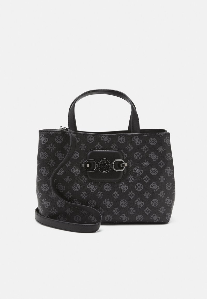 Sac à main noir de créateur avec motif répétitif de logos, poignées courtes et longue bandoulière attachée pendante sur le côté, centré sur un fond blanc.