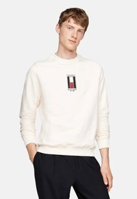 Tommy Hilfiger VERTICAL FLAG  - Sudadera - ivory petal