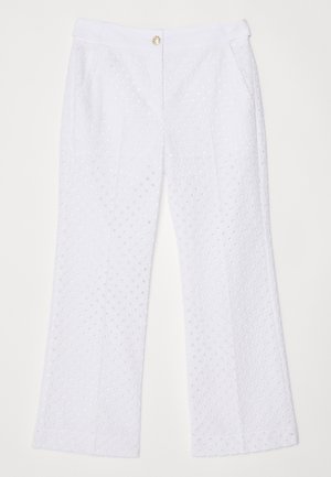 Pantalones anchos blancos con un tejido texturizado que presenta patrones circulares perforados, cierre frontal con botón y bolsillos laterales.
