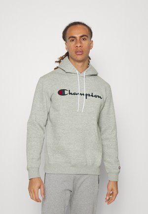 Grijze hoodie met een voorzak in kangoeroestijl, witte trekkoordjes en geborduurd "Champion" logo in marineblauw en rood. Zachte, gestructureerde stof.