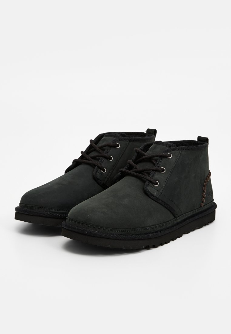 Schwarze Wildleder-Ankle Boots mit runder Zehenform, Schnürdesign, Kontrastnähten und Gummisohle. Mit strukturierten Akzenten an der Ferse.