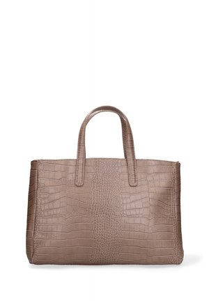 Borsa taupe con texture a rilievo di coccodrillo, forma rettangolare e due manici superiori robusti su sfondo bianco.