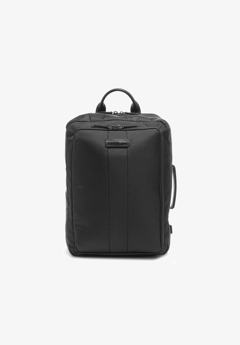 Sac à dos noir fabriqué en tissu durable, de forme rectangulaire, avec une poignée supérieure, deux zips latéraux et des accents texturés subtils.