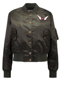 Olivgrön satin bomberjacka med krage, framknappar, två sidofickor och en dragkedja på ärmen, med en vinge-logger patch.