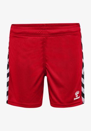 Rote Sportshorts aus glattem, leichtem Material mit schwarzen und weißen Seitenstreifen sowie einem Logo auf der unteren rechten Vorderseite.