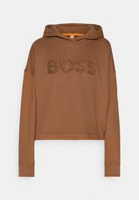 Sweat à capuche marron avec logo « BOSS » texturé sur la poitrine, manches longues et poignets côtelés, présenté sur fond blanc.