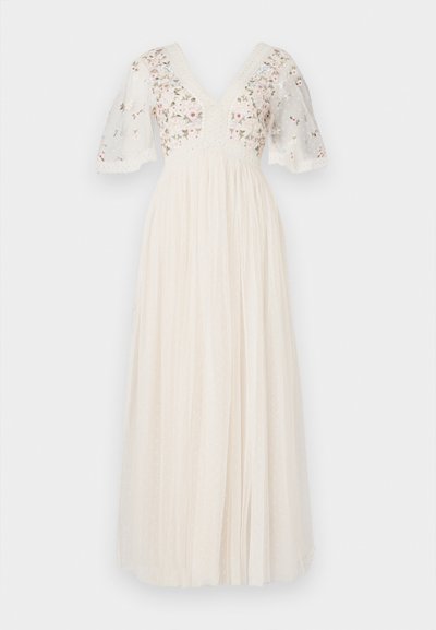 Μακρύ φόρεμα σε κρέμ απόχρωση, με κοντά μανίκια φουσκωτά, ντεκολτέ σε σχήμα V, κεντητά λουλουδάτα σχέδια και υφασμάτινη υφή με διακριτικές κουκκίδες.