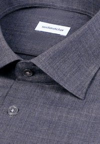 Camicia button-up grigio scuro con colletto strutturato, texture sottile e un'etichetta con la scritta "seidensticker" all'interno del colletto.
