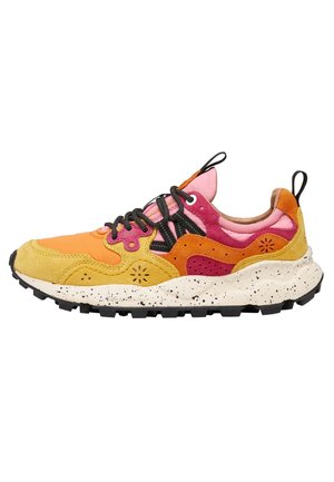 Baskets multicolores avec panneaux en daim orange, rose et jaune, lacets noirs, semelle blanche tachetée et semelle extérieure noire robuste, vue de côté.