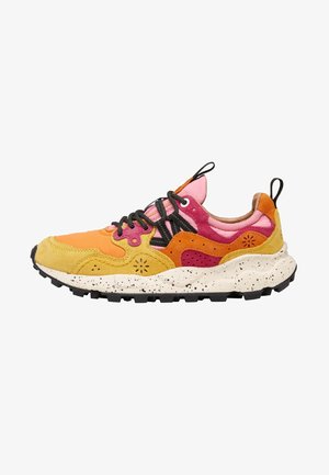 Baskets multicolores avec panneaux en daim orange, rose et jaune, lacets noirs, semelle blanche tachetée et semelle extérieure noire robuste, vue de côté.