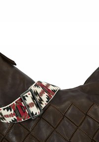 Sac en cuir marron avec une texture matelassée, orné d'une sangle tissée à motif rouge, noir et beige, fixé par une boucle en argent.