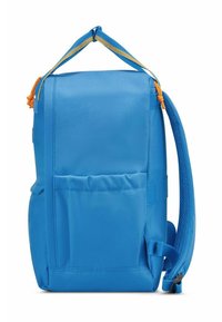 Zaino blu realizzato in tessuto liscio e testurizzato. Presenta una tracolla regolabile, una tasca frontale e un manico superiore con dettagli arancioni.