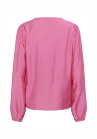 Blouse rose à manches longues avec un col rond, des épaules froncées et des poignets élastiqués. Présente un tissu texturé avec une finition douce.