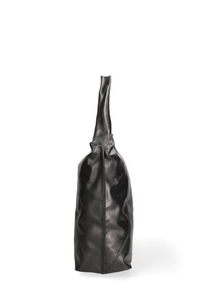 Sac en cuir noir avec une forme élégante et structurée. Il dispose d'une longue anse et d'une texture lisse, accentué par des détails de couture subtils.