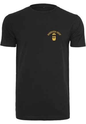Zwart T-shirt met korte mouwen en klein geel "Barbossa Shop"-logo boven de linkerborst met een gestileerd gezicht met baard en een zonnebril.