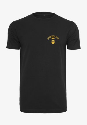 Czarny t-shirt z krótkim rękawem, z małym żółtym logo "Barbossa Shop" nad lewą piersią, przedstawiającym stylizowaną twarz z brodą i okularami przeciwsłonecznymi.