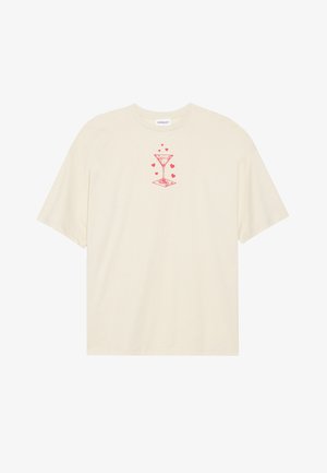 Béžové tričko s krátkým rukávem vyrobené z bavlny, se červenou grafikou koktejlové sklenice srdíček nad ní, umístěnou na středu hrudníku.