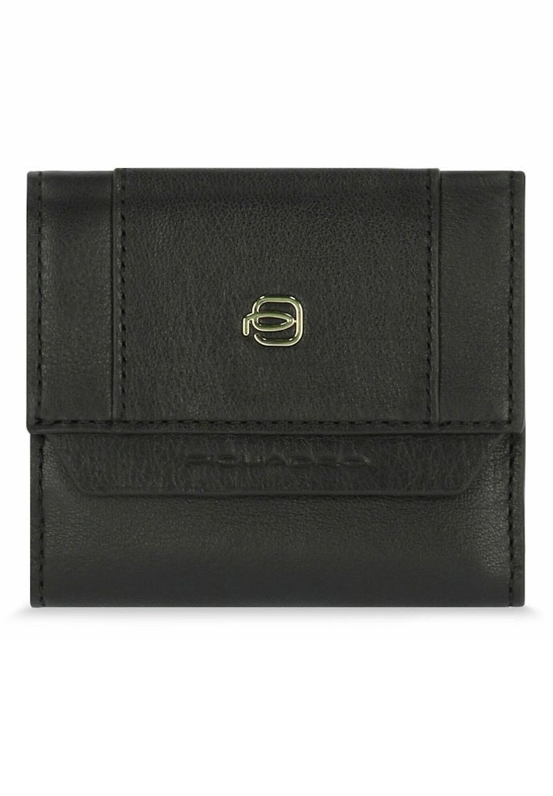 Portafoglio in pelle nera con superficie texturizzata, dotato di un logo dorato sul fronte e di un design minimalista, chiuso con un flap.