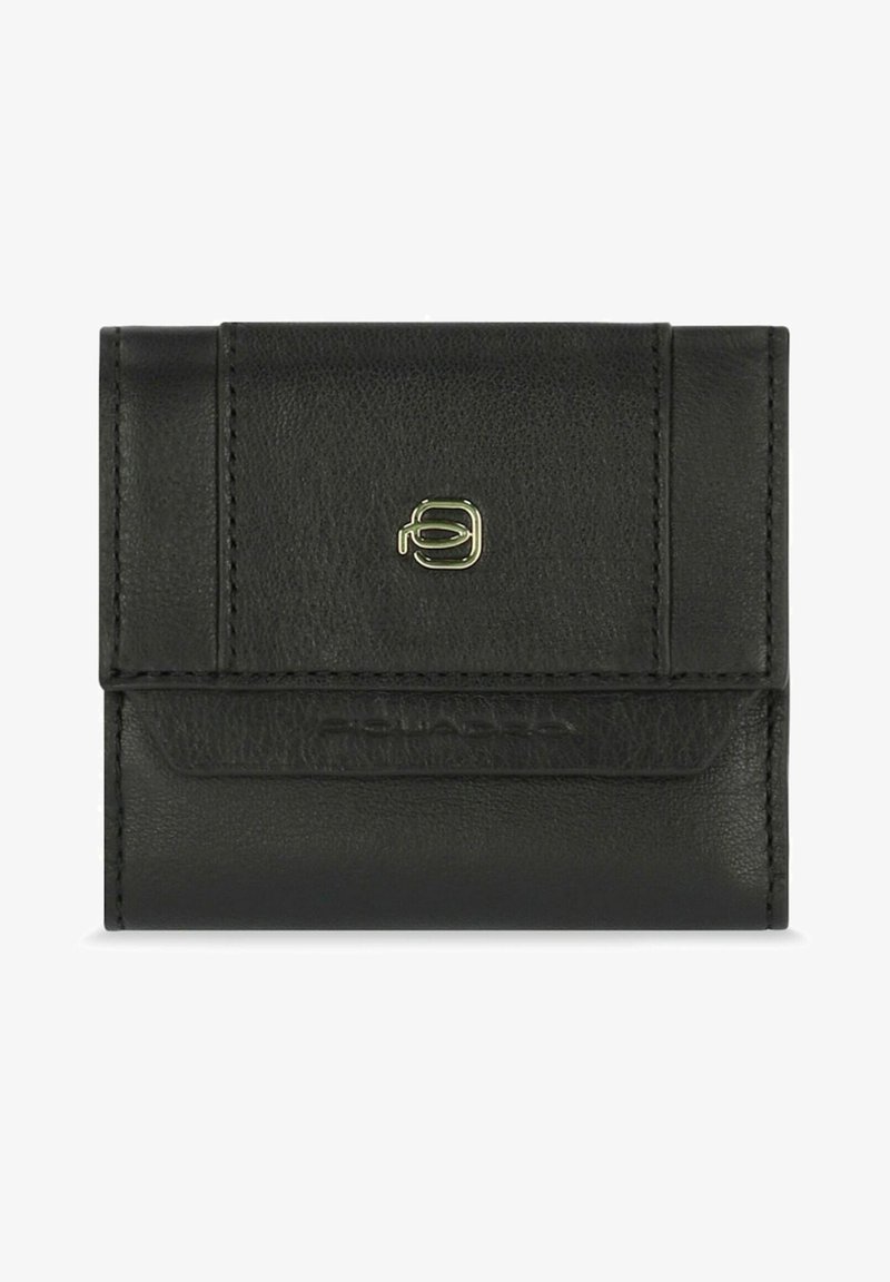 Portafoglio in pelle nera con superficie texturizzata, dotato di un logo dorato sul fronte e di un design minimalista, chiuso con un flap.