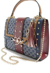 Torebka z niebieskiego płótna z geometrycznym wzorem, burgundowymi i brązowymi skórzanymi akcentami. Zawiera złote ćwieki, sprzęt w kształcie serca oraz frędzel.