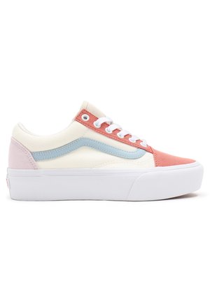 Niski sneaker z grubą białą podeszwą, kremową cholewką z tkaniny, koralowymi panelami na palcach i otworach na sznurówki, jasnoniebieskim paskiem po boku i bladoróżowym detalem na pięcie.