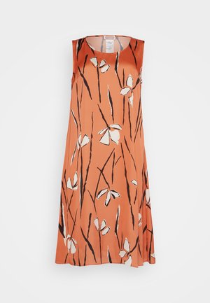 Mouwloze jurk in oranje met een bloemenpatroon bestaande uit witte bloemen en zwarte stelen, gemaakt van gladde stof, A-lijn silhouet.