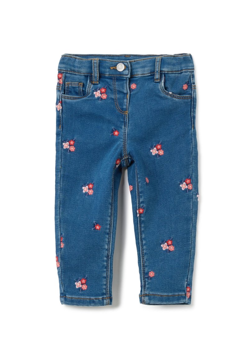 Vaqueros de mezclilla azul con bordados florales en rosa y rojo, diseño de cinco bolsillos, cremallera y detalles desgastados en la cinturilla.