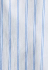 Witte stof met dunne blauwe verticale strepen; soepel textuur; gelijkmatig verdeelde patronen; lichtgewicht materiaal.