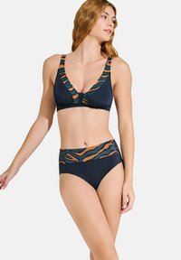 Zwarte bikini set met een diepe V-hals top met gestreepte details in groen en oranje, aangevuld met hoog opgesneden bijpassende onderkanten.