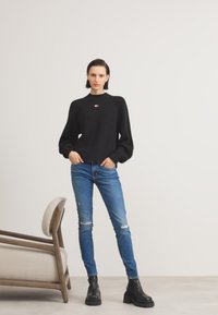 Tommy Jeans BADGE MOCKNECK SWEATER - Jersey de punto - black
