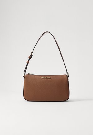Sac bandoulière Michael Kors marron avec sangle réglable, logo doré sur le devant et design simple et structuré sur fond blanc uni.