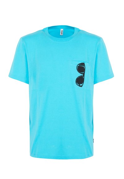 Maglietta di cotone azzurra chiara con scollo rotondo e maniche corte. Presenta una grafica di occhiali da sole neri nella zona del taschino sinistro.