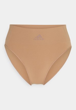 Sous-vêtements beiges taille haute avec une texture lisse, présentant un logo Adidas subtil en violet à l'avant.