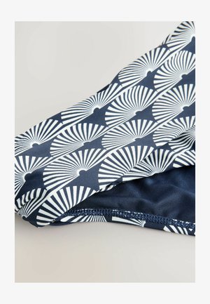 Marine zwemkleding met een fanpatroon in het wit, gemaakt van een gladde stof met een elegante snit, die contrasterende texturen bij de naden toont.