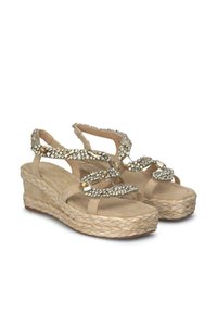 Sandali con zeppa beige con suola in juta intrecciata, caratterizzati da decorazioni in cristallo sulle cinghie e una morbida texture in suede.