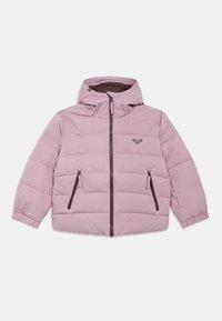 Luftig rosa jakke med glidelåslukking foran, hette og elastiske mansjetter. Har brune glidelåslommer og en brun logoemblem på brystet.