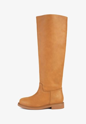 Hoge tan leren laarzen met een gladde textuur, ronde neus en platte zool. Minimalistisch design zonder zichtbare hardware of versieringen.