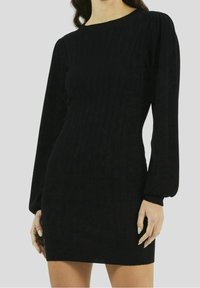 Robe noire à côtes avec de longues manches bouffantes et un col rond. Le tissu semble doux avec une silhouette ajustée.