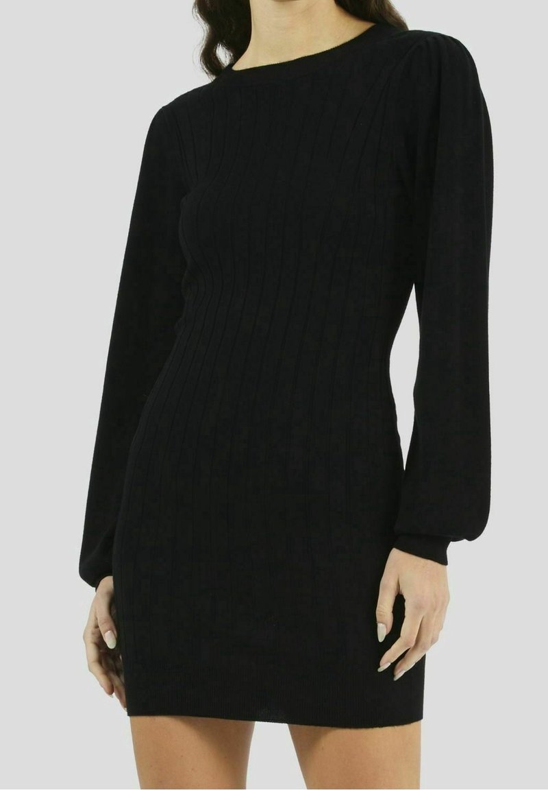 Robe noire à côtes avec de longues manches bouffantes et un col rond. Le tissu semble doux avec une silhouette ajustée.