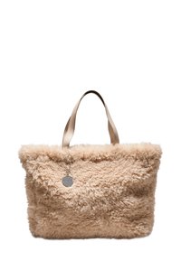 Nad�ýchaná béžová taška na rameno s koženými popruhmi, s jemnou textúrou a dekoratívnym strieborným príveskom. Obdĺžnikový tvar s širokým otvorom.