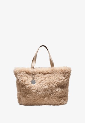 Borsa tote beige morbida con manici in pelle, caratterizzata da una texture soffice e un charm decorativo in argento. Forma rettangolare con un'apertura ampia.