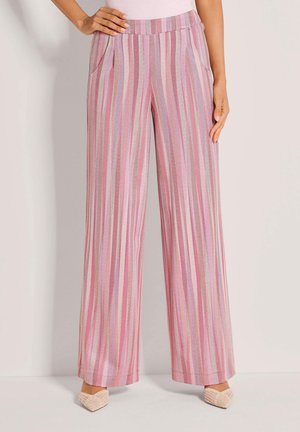 Weite Hosen mit vertikalen Streifen in Rosatönen und Lavendel. Hergestellt aus leichtem Stoff mit glatter Textur und dezentem Glanz.