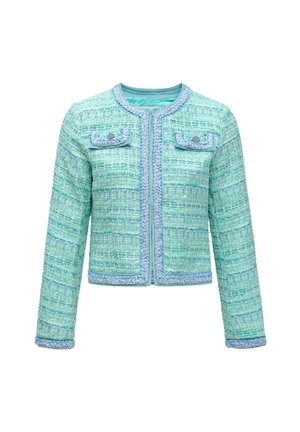 Chaqueta de tweed turquesa con forma estructurada, bolsillos decorativos y ribetes trenzados a lo largo de los bordes, con tejido texturizado y acentos azules.