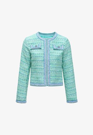 Giacca in tweed turchese con forma strutturata, tasche decorative e rifiniture intrecciate lungo i bordi, caratterizzata da un tessuto testurizzato e accenti blu.