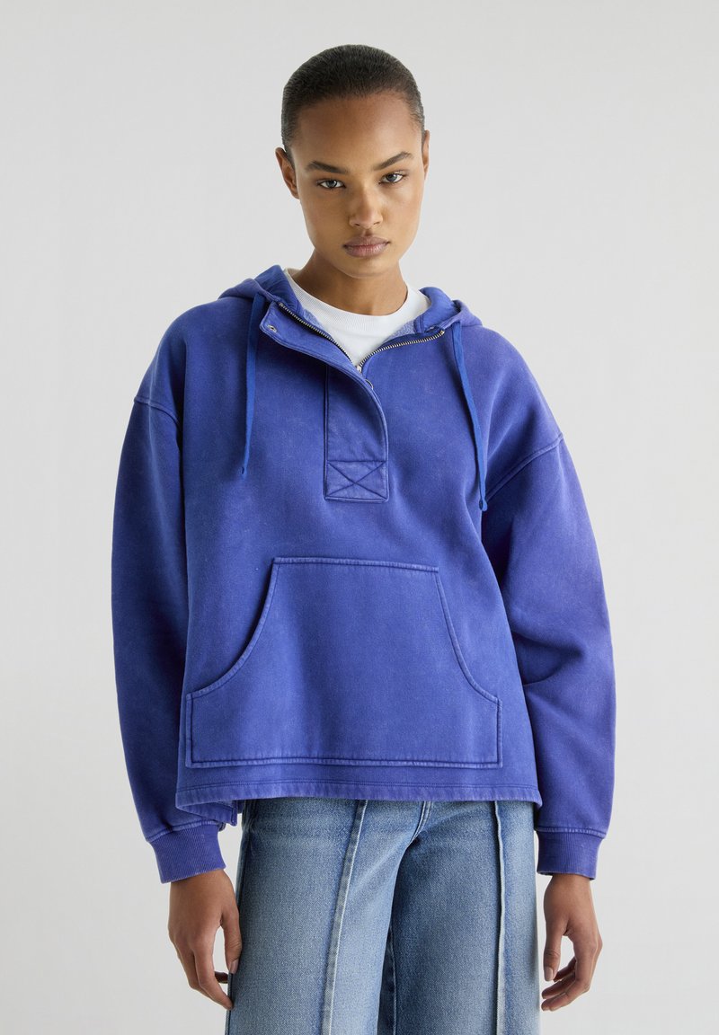 Overmaatse paarse hoodie van een katoenmix, met een voorzak, een capuchon met trekkoord en een halflange ritskraag; textuur, casual ontwerp.