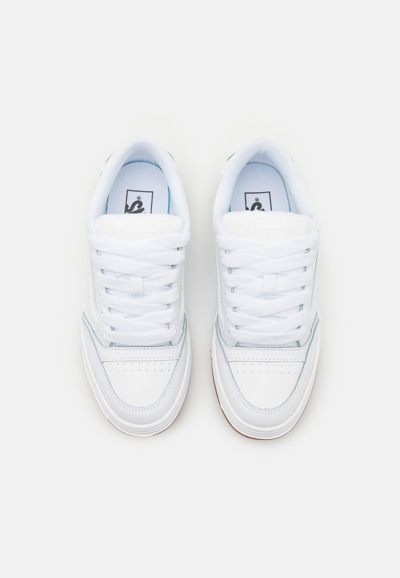 Witte sneakers met een glad leren bovenzijde, gestructureerde neuskap, platte witte veters en lichtblauwe accenten aan de zijkanten en op de binnenzool.