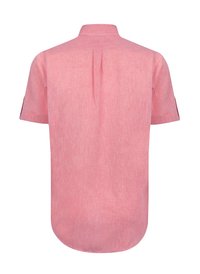 Camisa de manga corta en tejido texturizado de color rosa claro, con cuello y un pliegue en la parte posterior, y un dobladillo curvado.