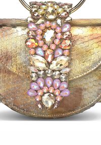 Bolso dorado con escamas texturizadas, que presenta un elaborado cierre joya adornado con rhinestones rosa y transparentes en diversas formas.